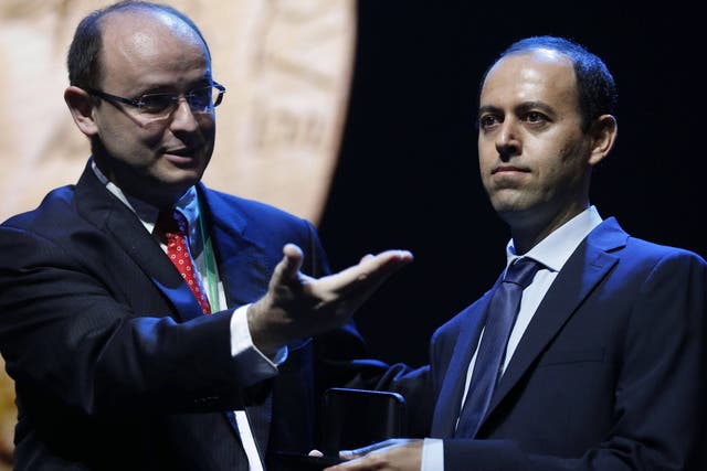 Caucher Birkar (right) receives the Fields medal during awards ceremony in Rio