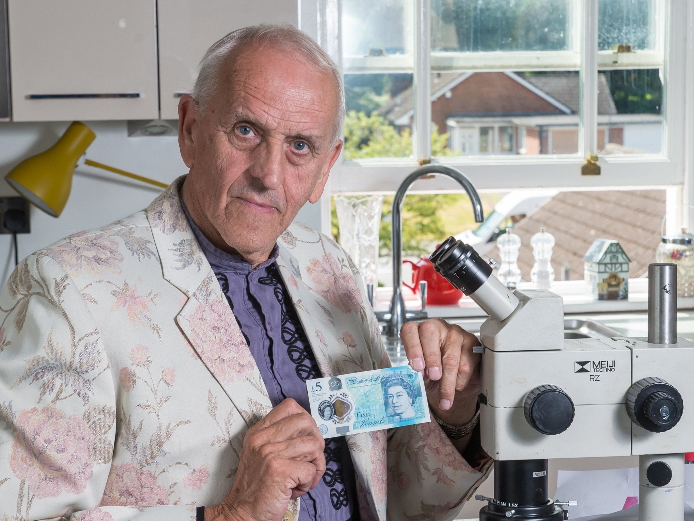 Graham Short holds one of his micro-engraved five pound notes