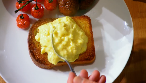 The eggs come out moist and fluffy (MasterChef)