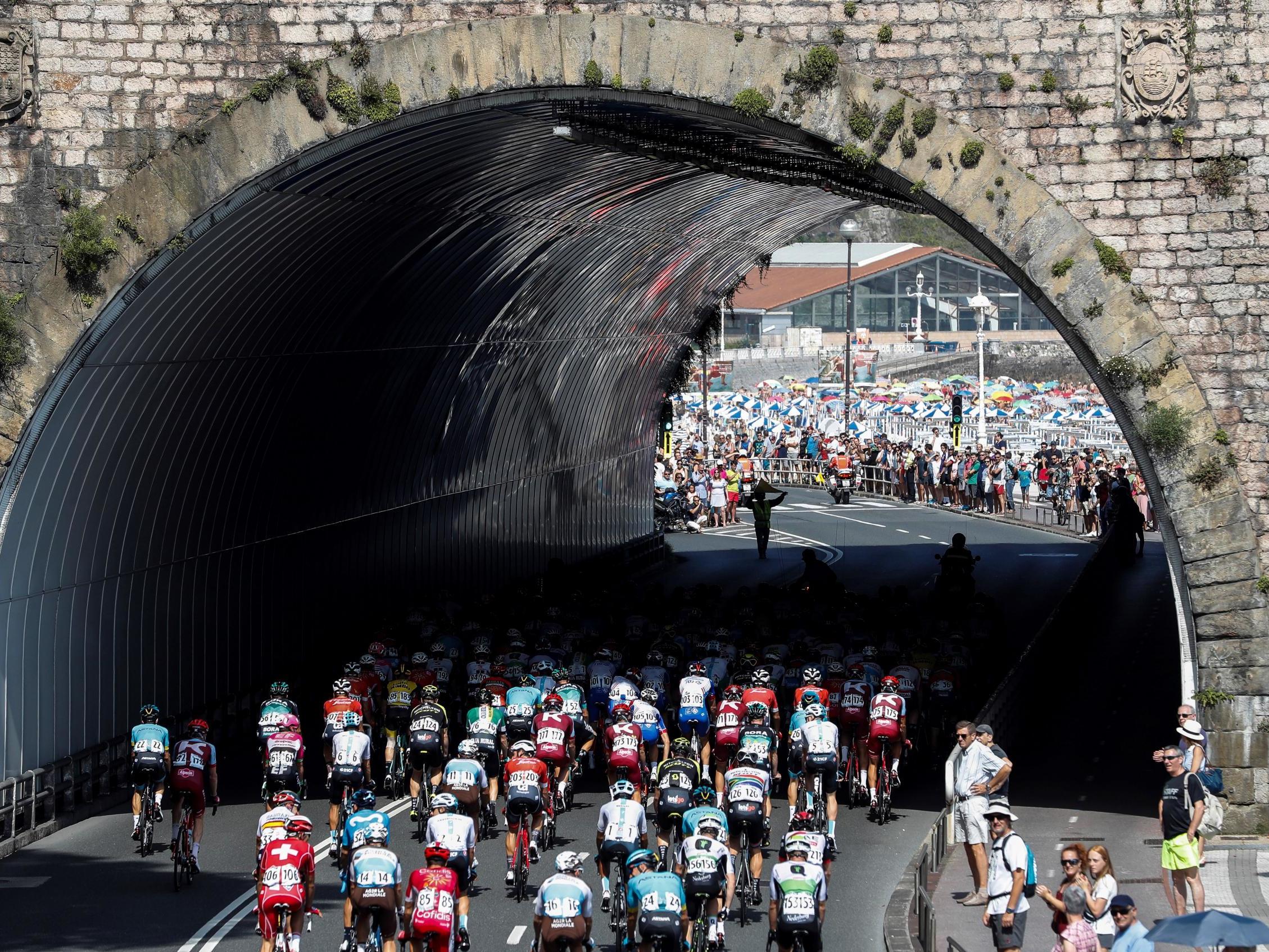 The peloton during the Clasica San Sebastian