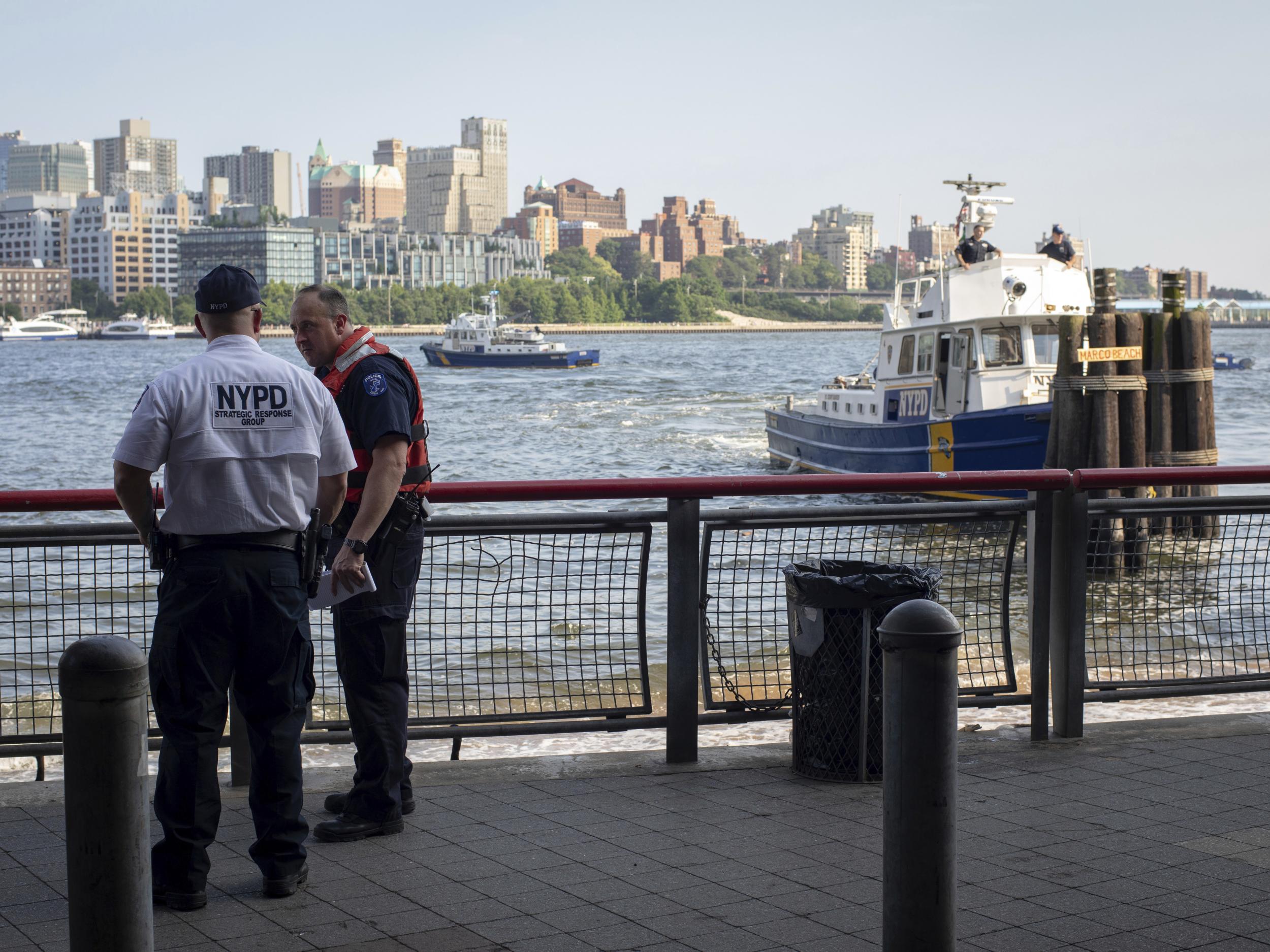 Dead baby found in water beneath New York 's Brooklyn Bridge