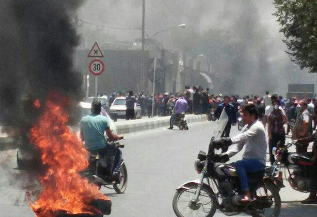 Protesters burn tires in Isfahan, iran