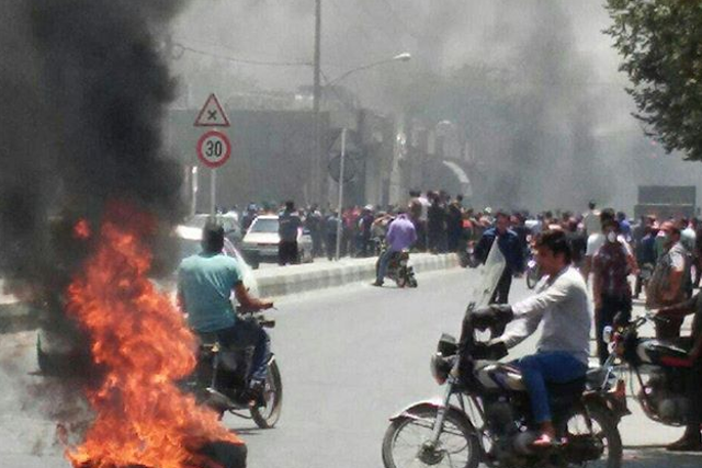 Protesters burn tires in Isfahan, iran