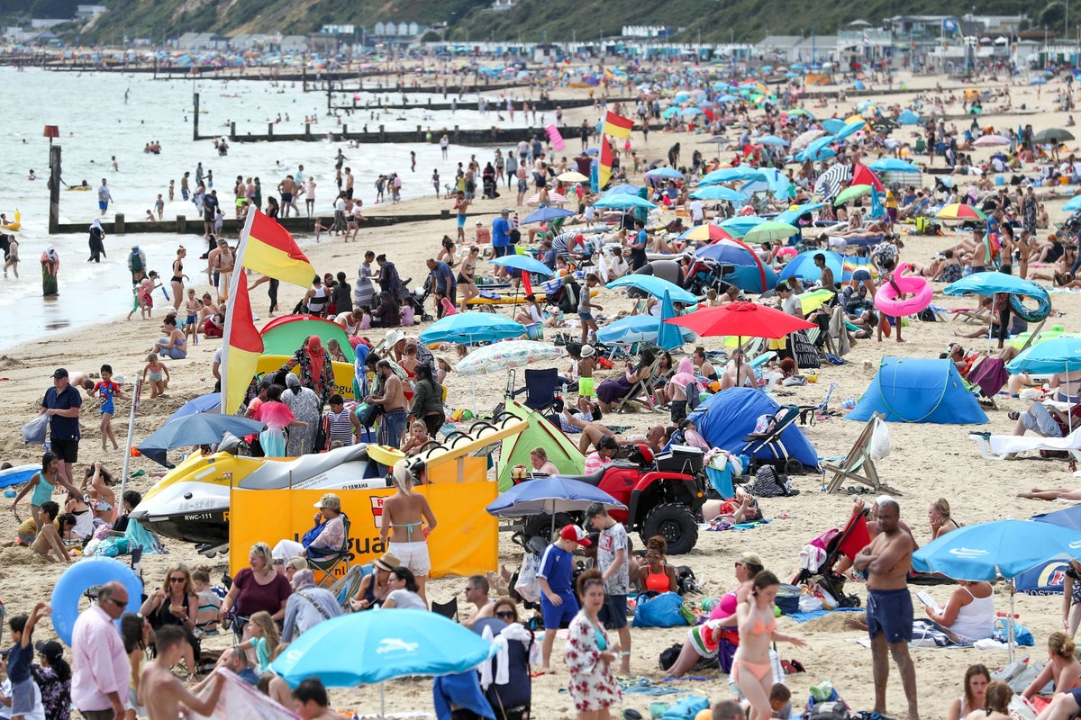 https://static.independent.co.uk/s3fs-public/thumbnails/image/2018/08/07/21/WEATHER-Hot-152914.jpg?width=1200&height=800&crop=1200:800