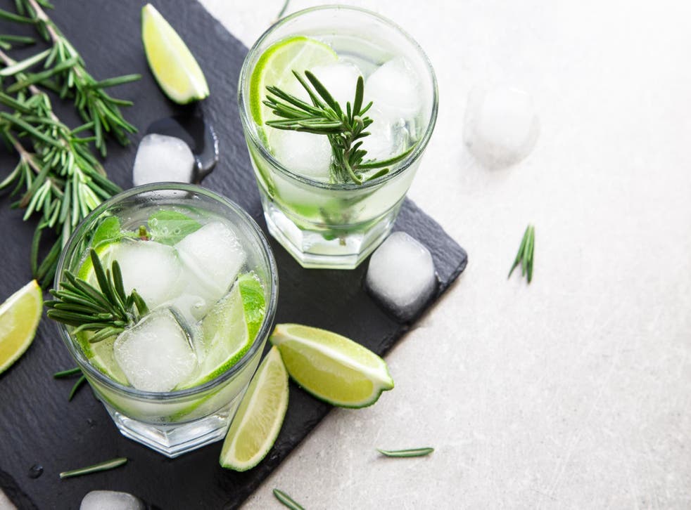 This is how to drink a gin and tonic (Stock)