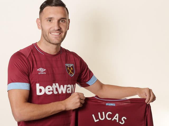 Lucas Perez has completed a move to West Ham