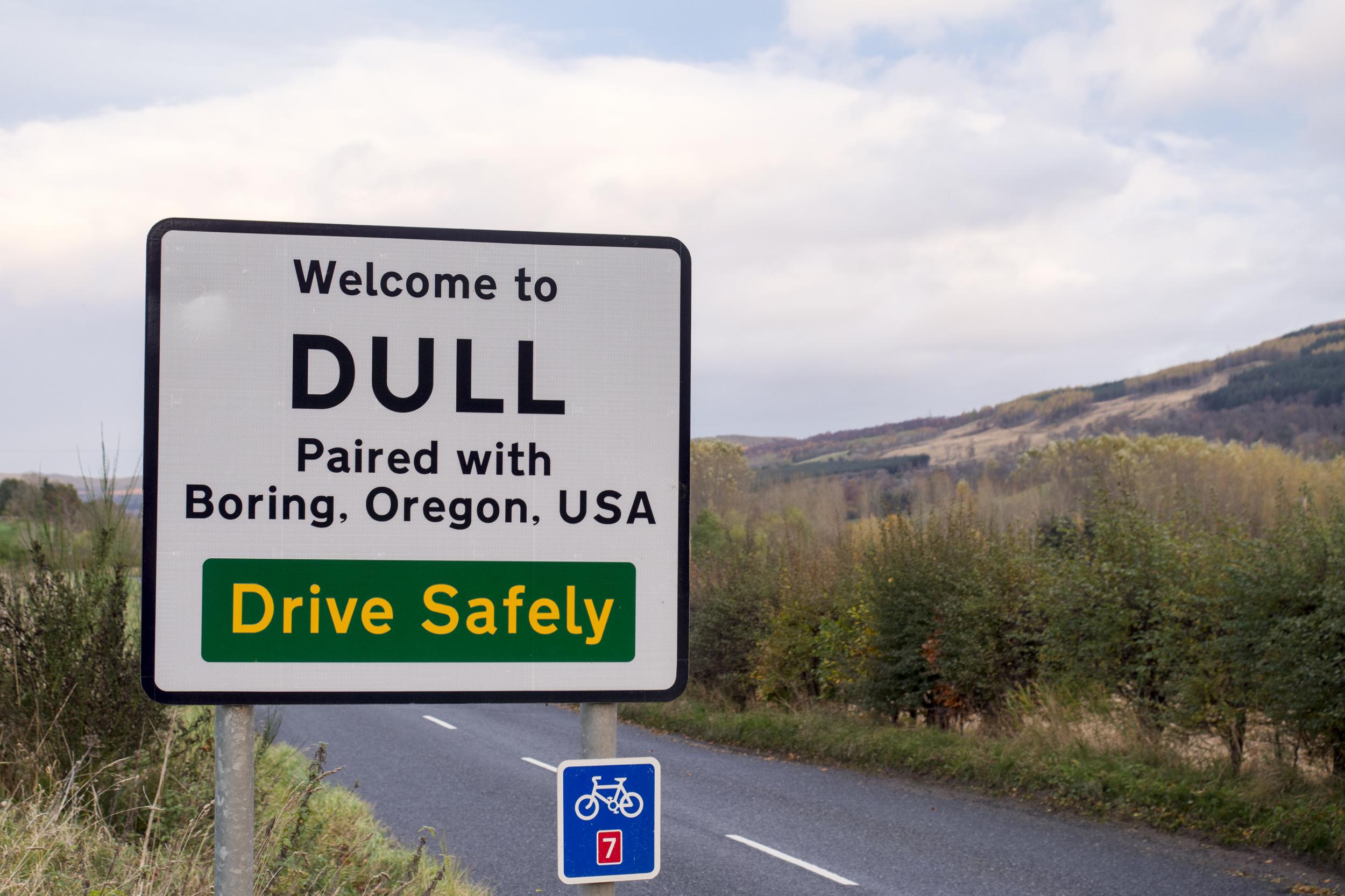 Dull. Dull перевод. Scotland Road signs. Boring Oregon City. Flag of dullness boring.