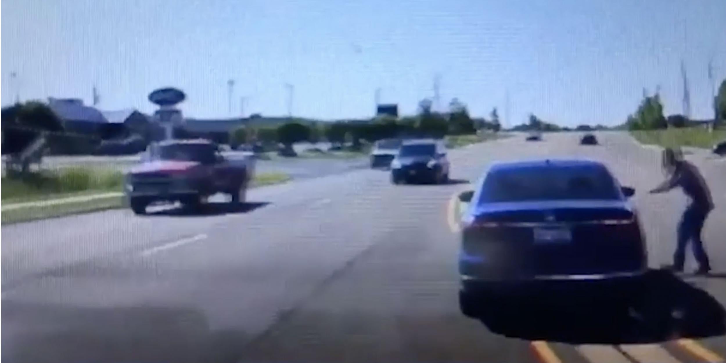 Man jumps into moving car to save driver after having a seizure behind ...