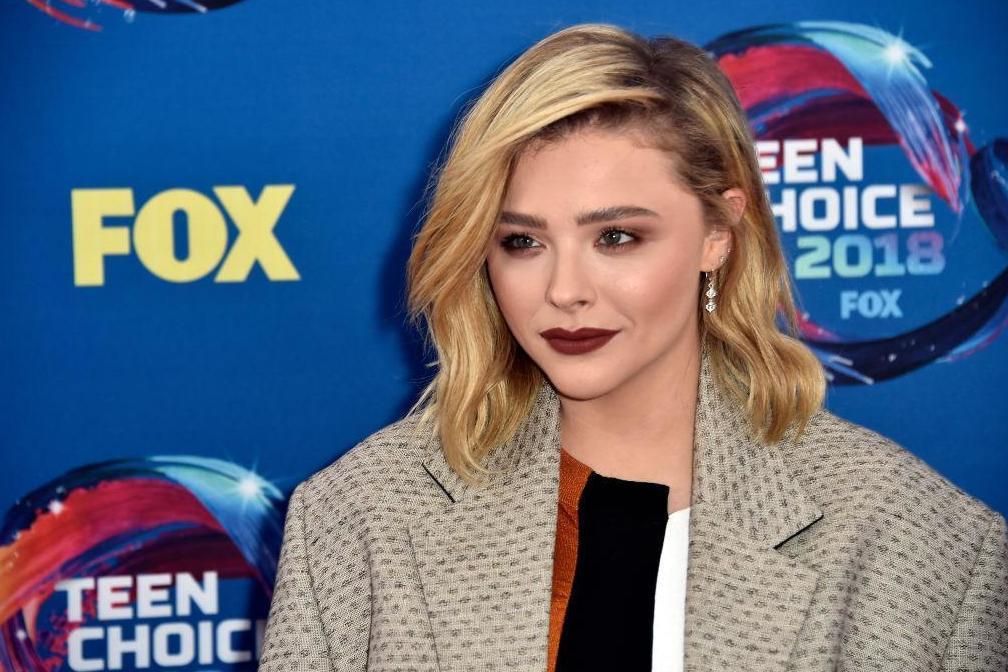 Chloe Moretz attends the 2018 Teen Choice Awards