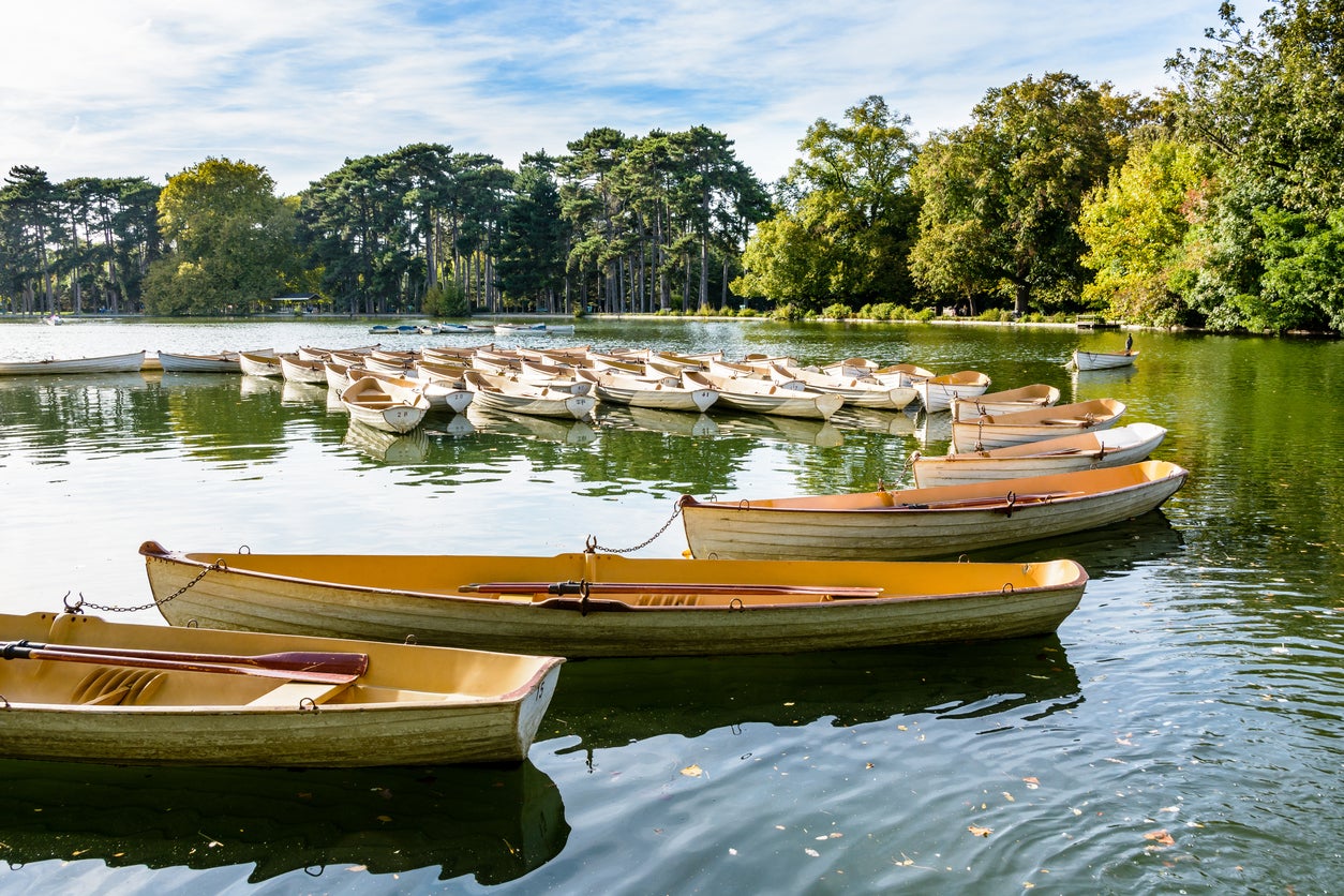 Go boating in Bois de Boulogne