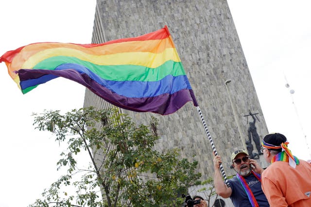 La comunidad LGBT + celebra una victoria histórica tras la decisión