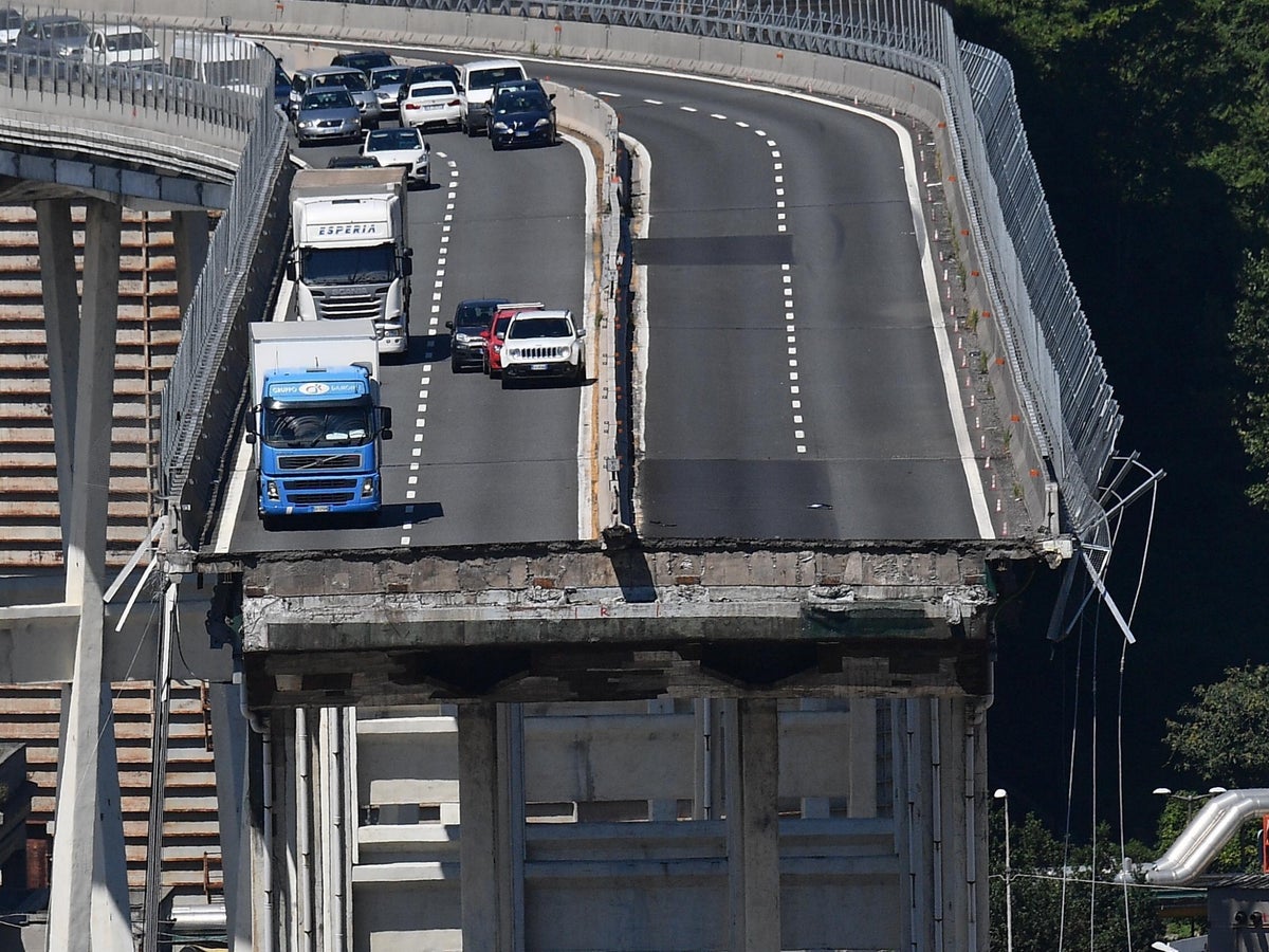 Eu Hits Back At Italy Populists Over Genoa Bridge Collapse As Investigation Launched Into Motorway Firm The Independent The Independent