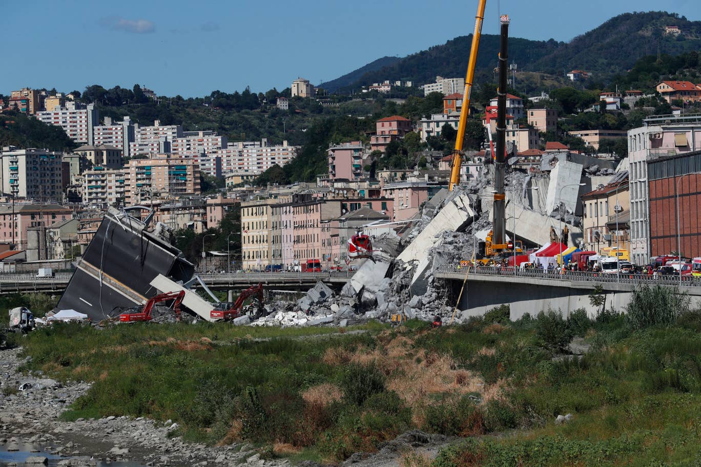 A bridge in Italay collapses due to ligtening