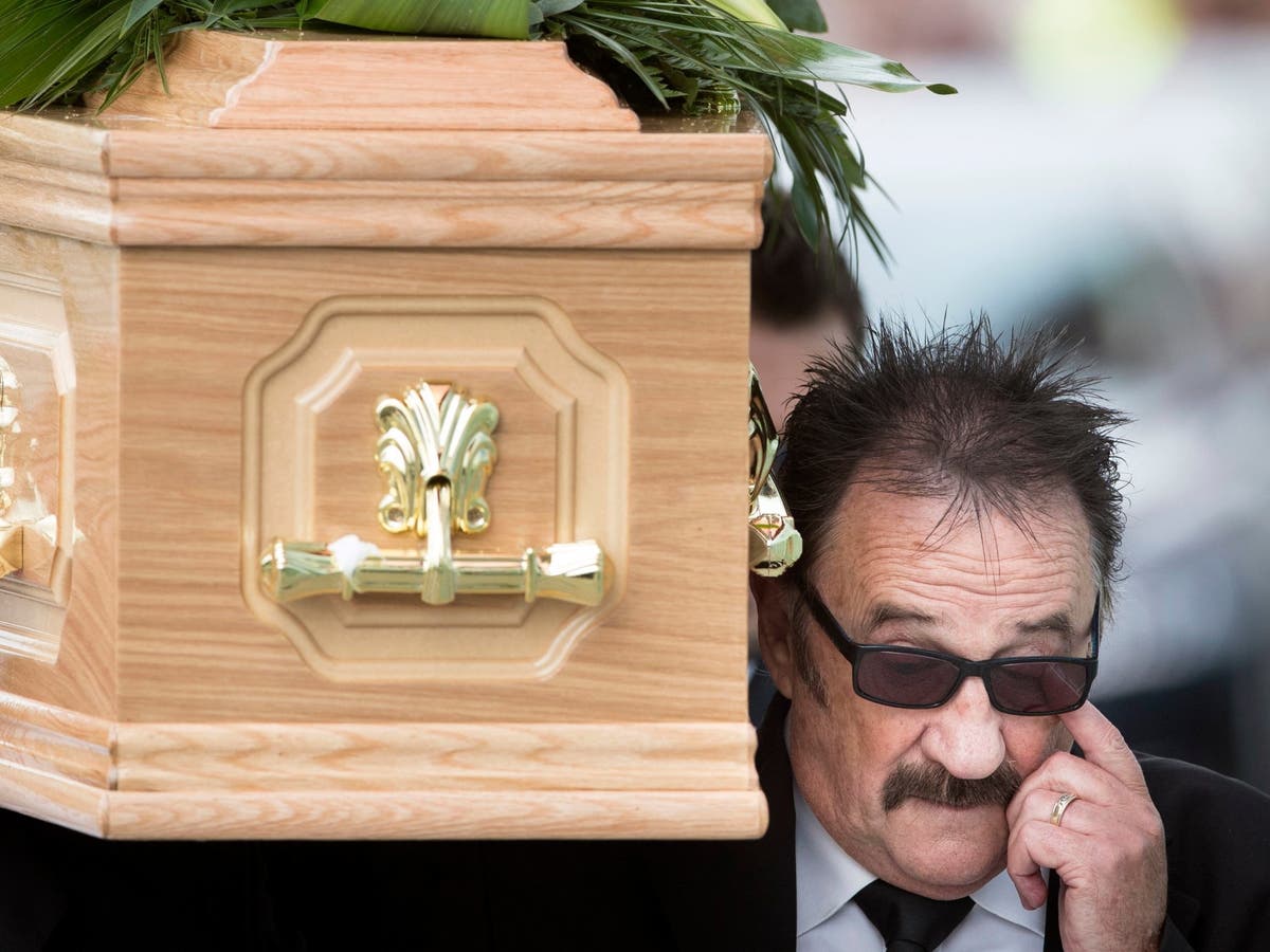 Barry Chuckle Funeral Fans Pay Tribute To Tv Comedian At Service In Rotherham The Independent 