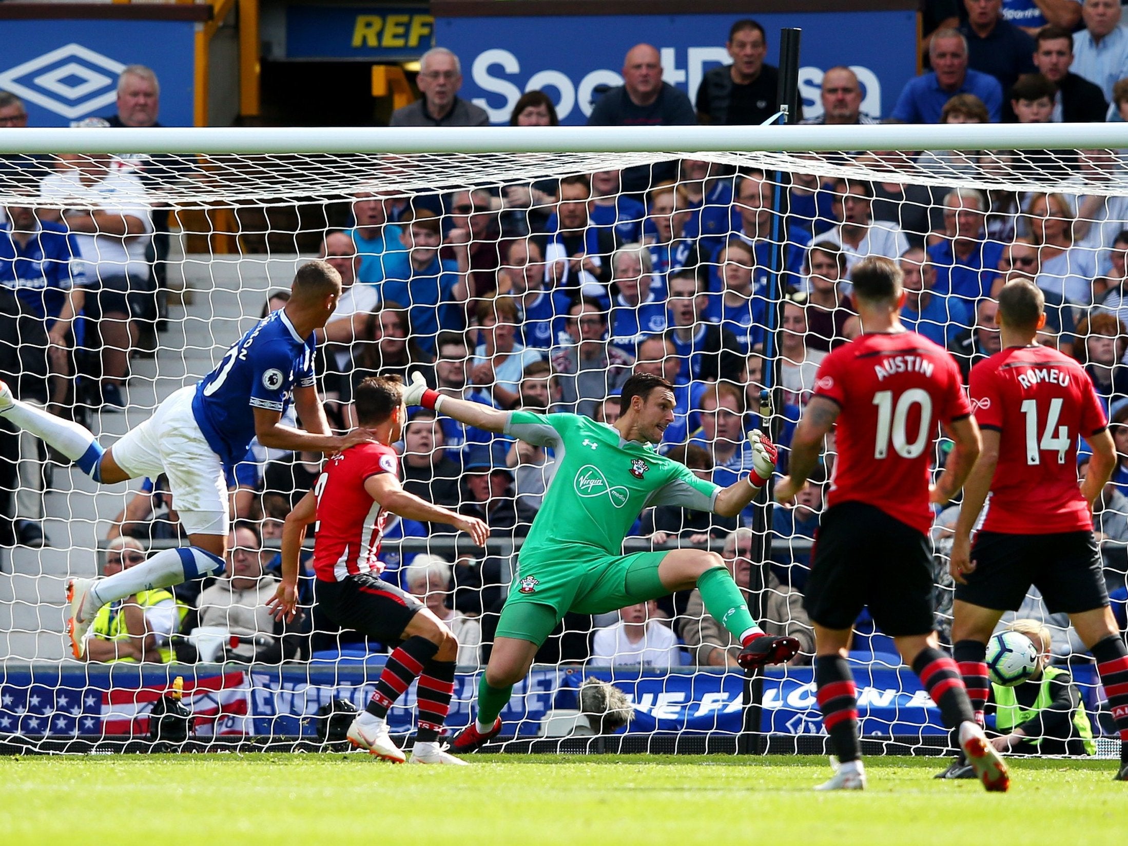 Richarlison curls home Everton's second