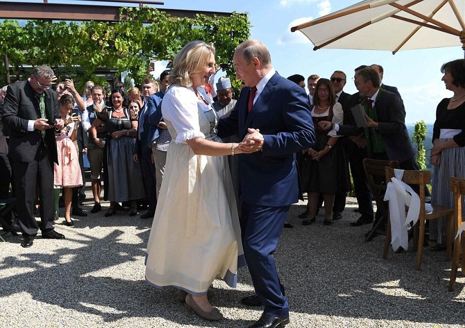 Vladimir Putin and Karin Kneissl dance at her wedding