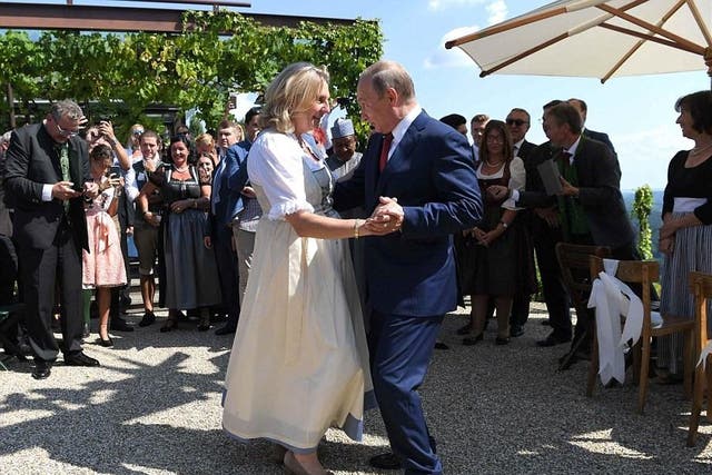 Vladimir Putin and Karin Kneissl dance at her wedding