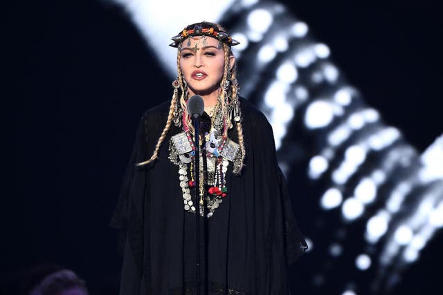 Madonna pays tribute to Aretha Franklin at the VMAs
