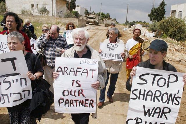 Avnery with fellow peace activists showing solidarity with Yasser Arafat in Ramallah in 2002