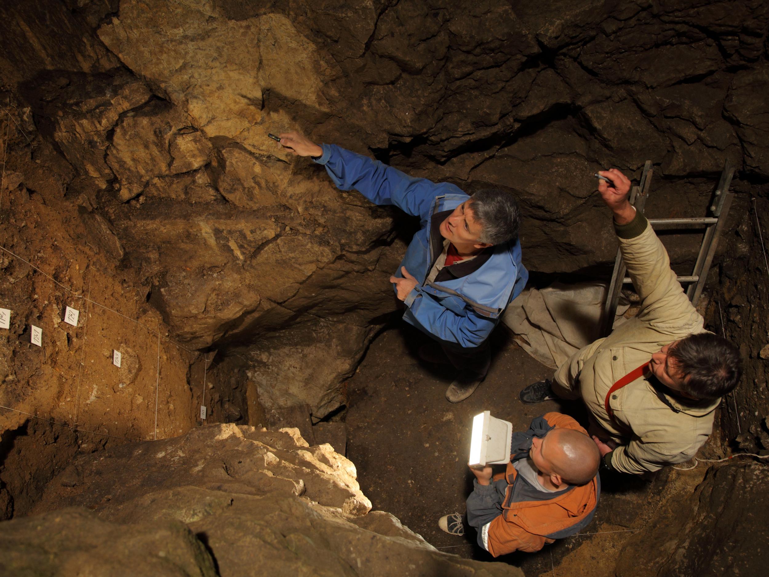 Archaeologists (clockwise from top) Richard Roberts, Vladimir Ulianov and Maxim Kozlikin in the east Cchamber of Denisova Cave (IAET SB RAS, Sergei Zelensky)