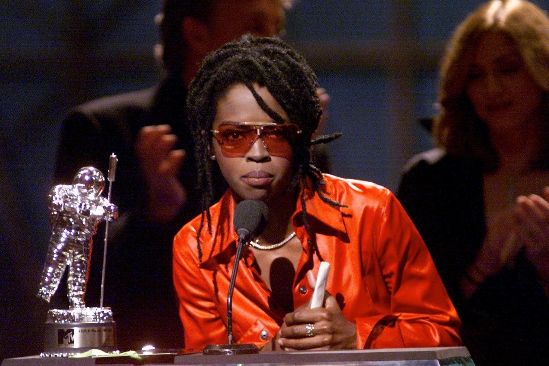 Lauryn Hill accepts an award at the 1999 MTV Video Music Awards