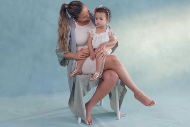 Chrissy Teigen appears in Pampers Pure commercial with daughter Luna
