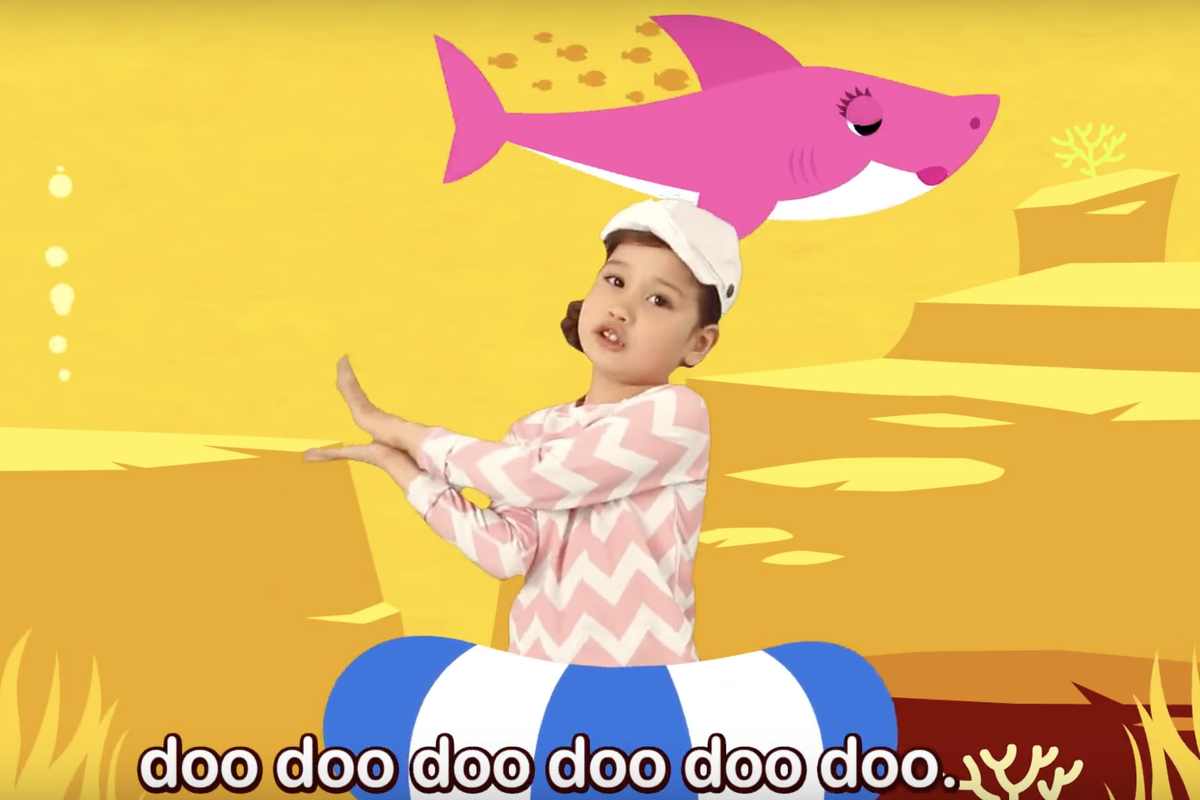 Клип беби. Baby Shark девочка из клипа. Baby Shark клип. Бэби Шарк Ду Ду Ду. Baby Shark crying.