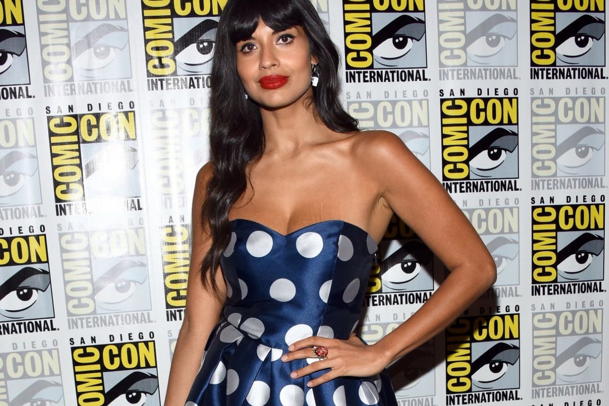 Jameela jamil apologises to fans for airbrushed photos