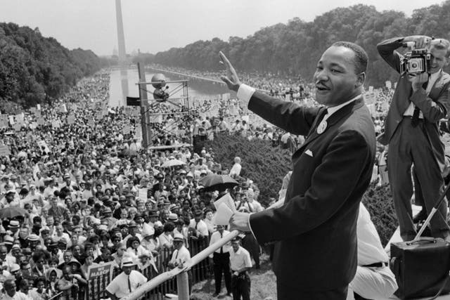 El líder de los derechos civiles Martin Luther King saluda a sus seguidores el 28 de agosto de 1963 durante la "Marcha sobre Washington"