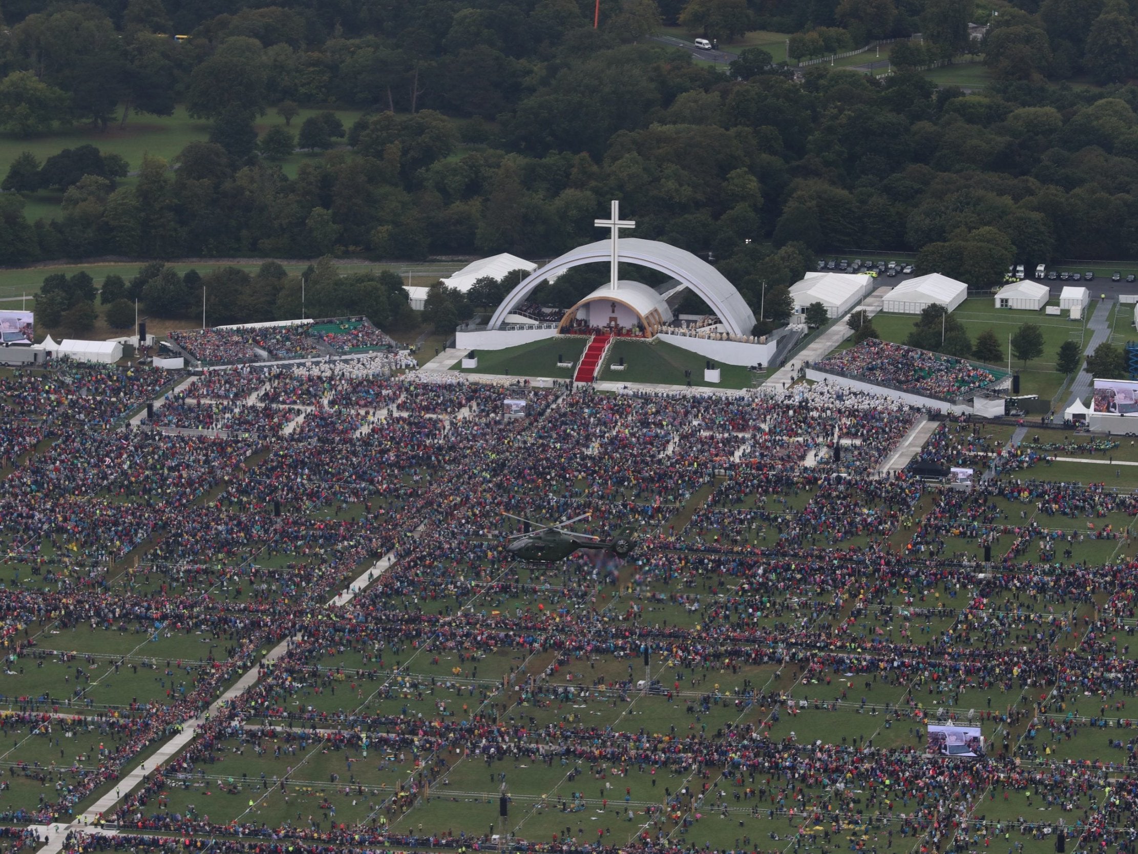 A congregation of approximately 500,000 people gathered in Phoenix Park for the closing mass of the visit of Pope Francis