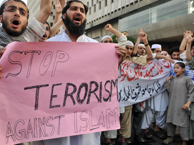 Pakistani Islamists shout slogans against Geert Wilders during a protest rally in Karachi on April 3, 2008