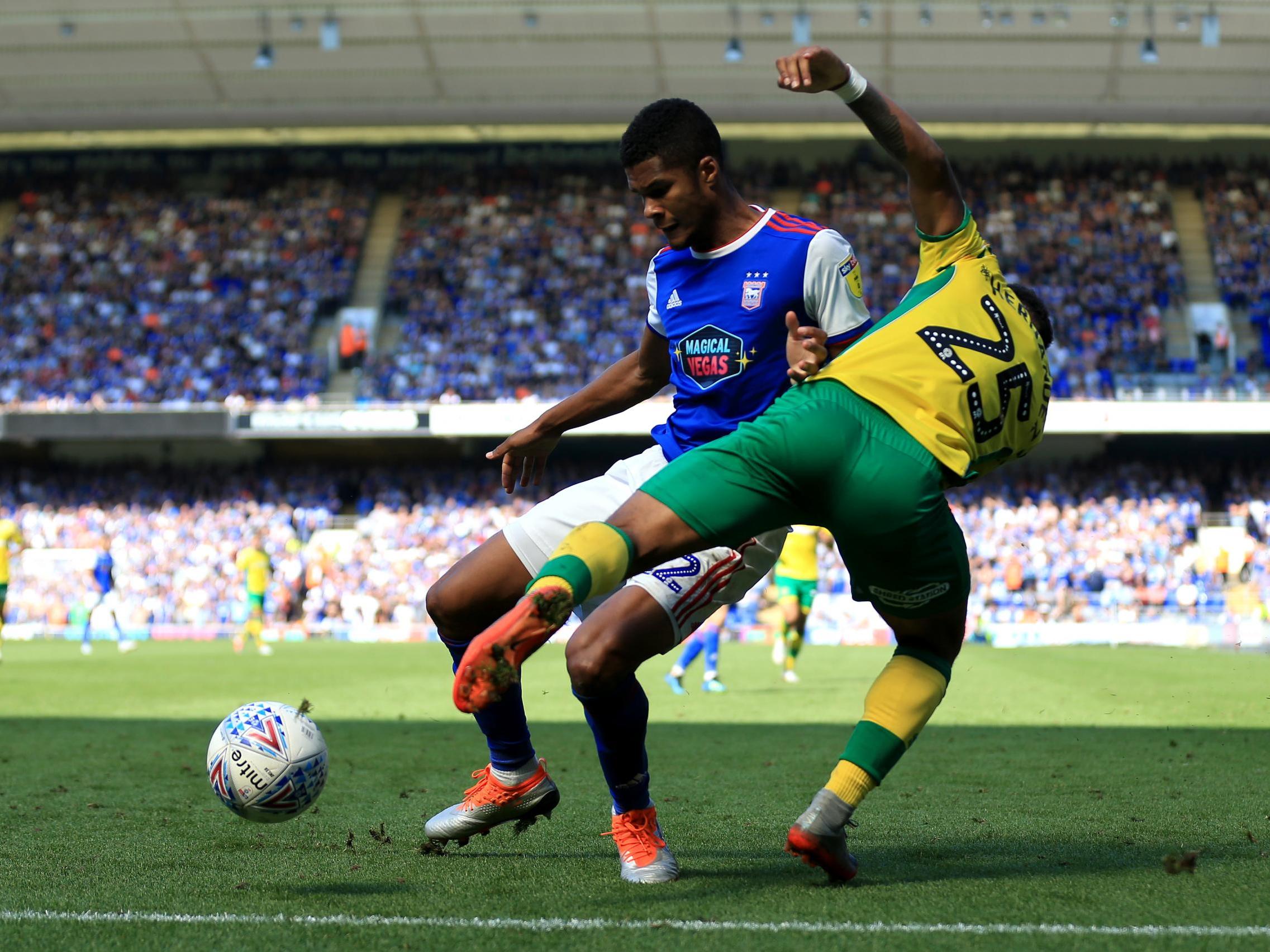 Jordan Spence holds off Onel Hernández