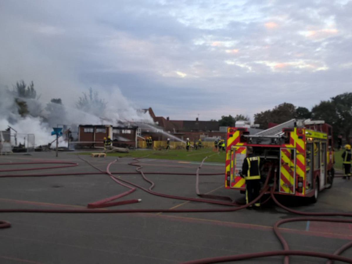 Dagenham school fire: 80 firefighters tackle Roding Primary blaze on ...