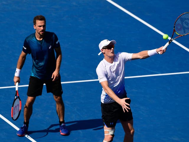 Jamie Murray and Bruno Soares are through to the quarter-finals of the men's doubles