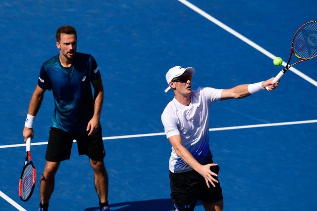 Jamie Murray and Bruno Soares are through to the quarter-finals of the men's doubles