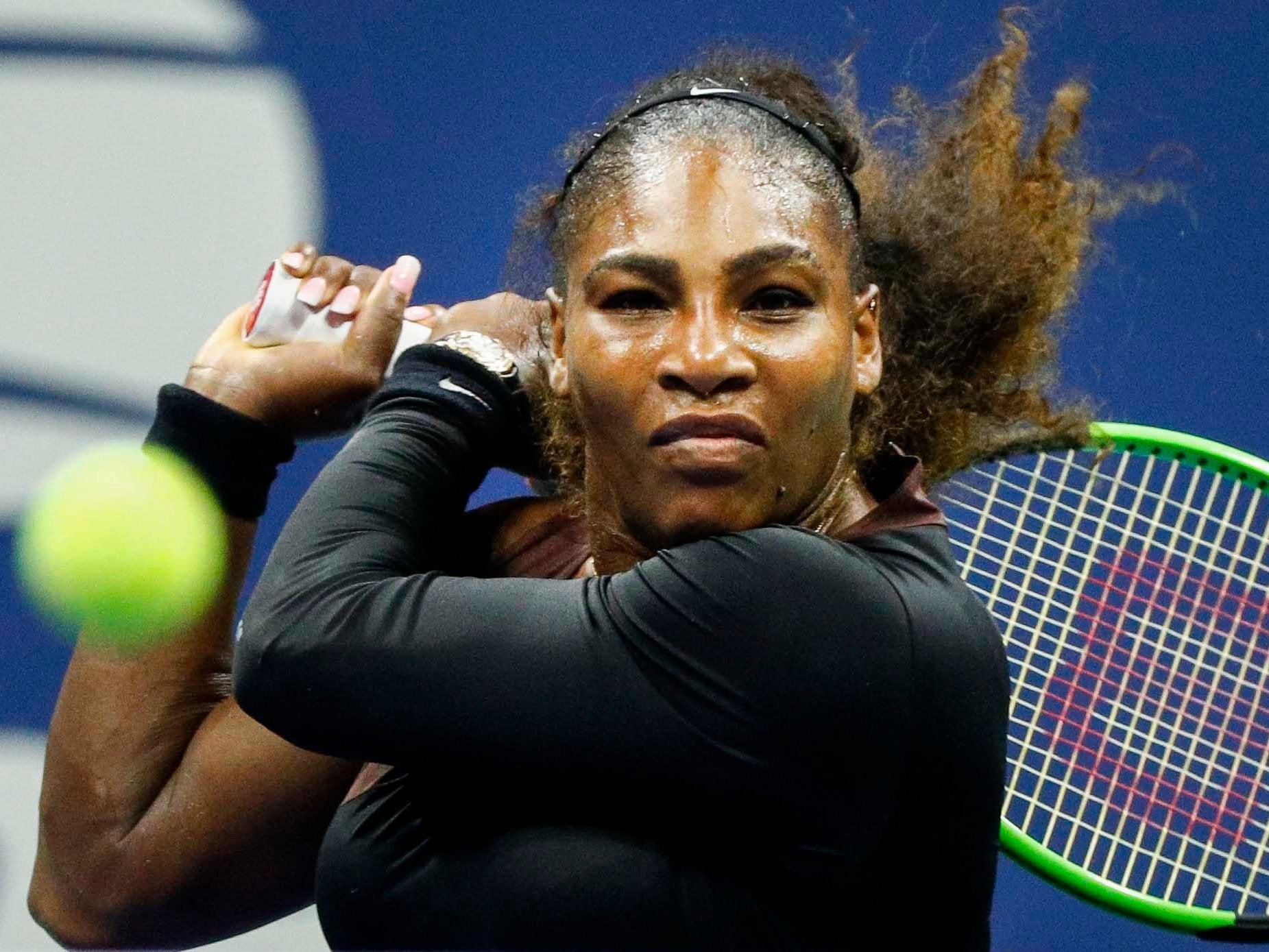 Serena Williams Face Shape / Serena Williams Shows Off Toned Tummy In ...