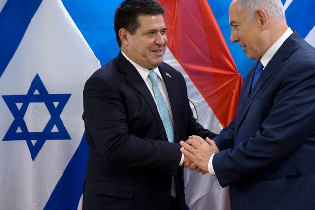 Netanyahu speaks with Paraguay's ex-president Horacio Cartes in Jerusalem in May