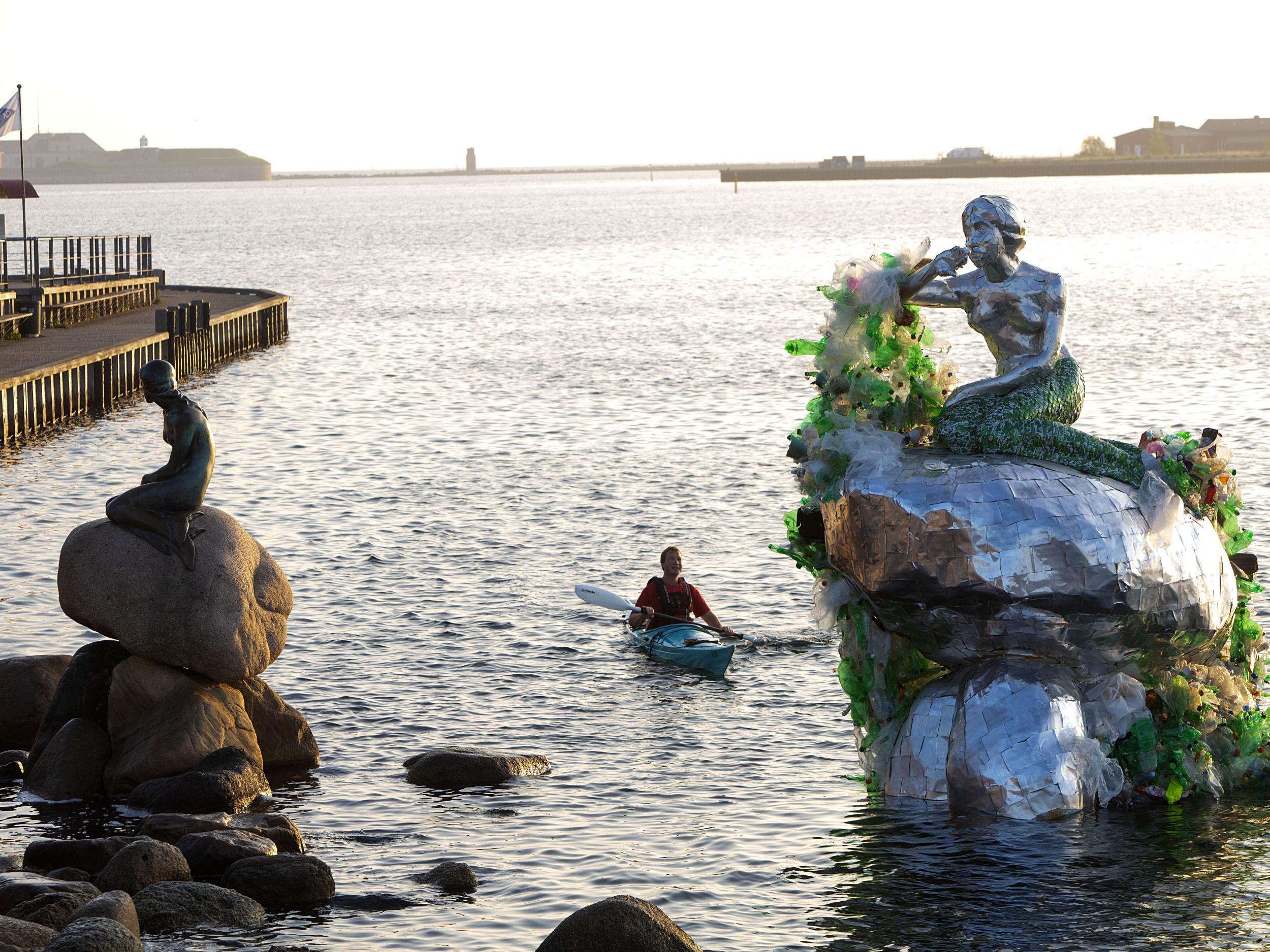 Carlsberg produced its own unique version of Copenhagen’s iconic Little Mermaid statue to accompany the launch of its Snap Pack cans, held together with the glue used to hold them together. The new installation features a rising tide of 137kg of plastic – representative of the amount of plastic that will be eliminated every hour using the new technology