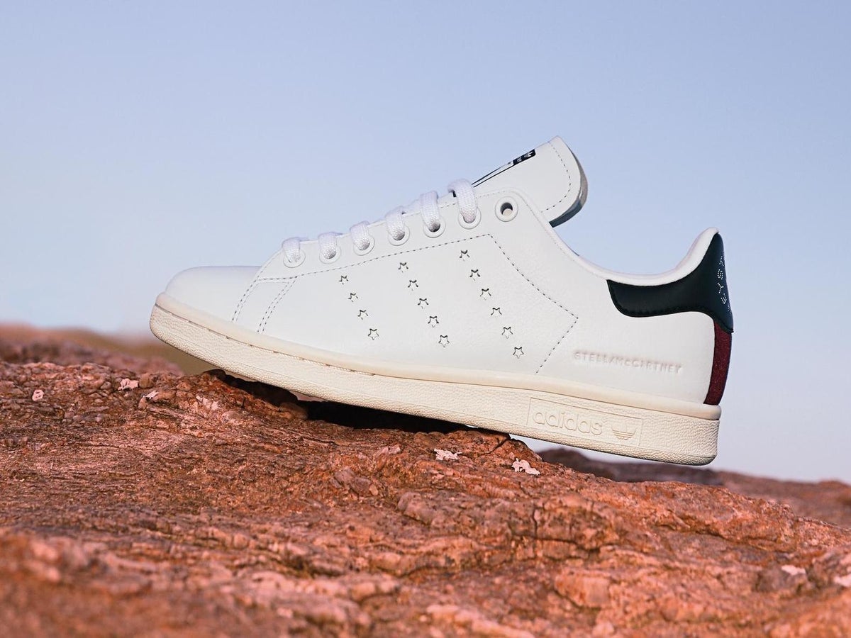Más que nada De trato fácil Bebida Stella McCartney and Adidas launch world's first vegan Stan Smith trainers  | The Independent | The Independent