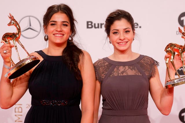 Sara (L) and Yusra Mardini (R) holding German media awards in Berlin in 2016