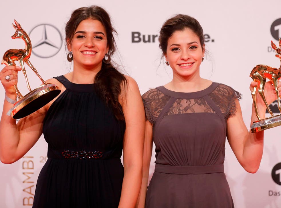 Sara (L) and Yusra Mardini (R) holding German media awards in Berlin in 2016