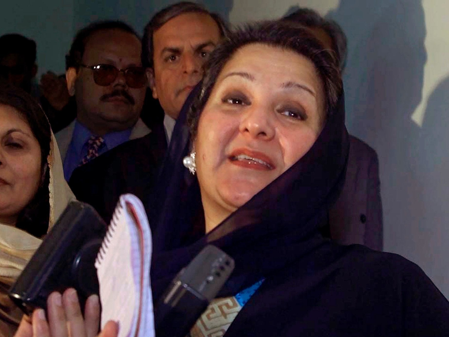 Kulsoom Nawaz, wife of Pakistan's former prime minister, Nawaz Sharif, talks to reporters in Islamabad, Pakistan (File photo)