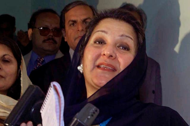 Kulsoom Nawaz, wife of Pakistan's former prime minister, Nawaz Sharif, talks to reporters in Islamabad, Pakistan (File photo)