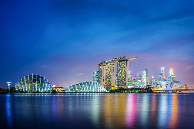 The glitzy Singapore skyline by night