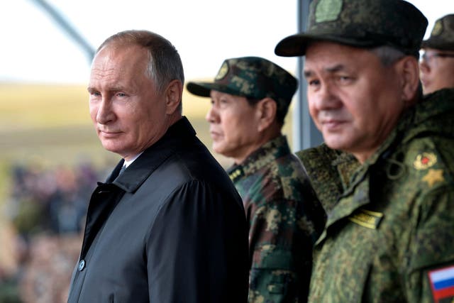 Vladimir Putin and Chinese defence minister Wei Fenghe (centre) watch a military exercise in Siberia