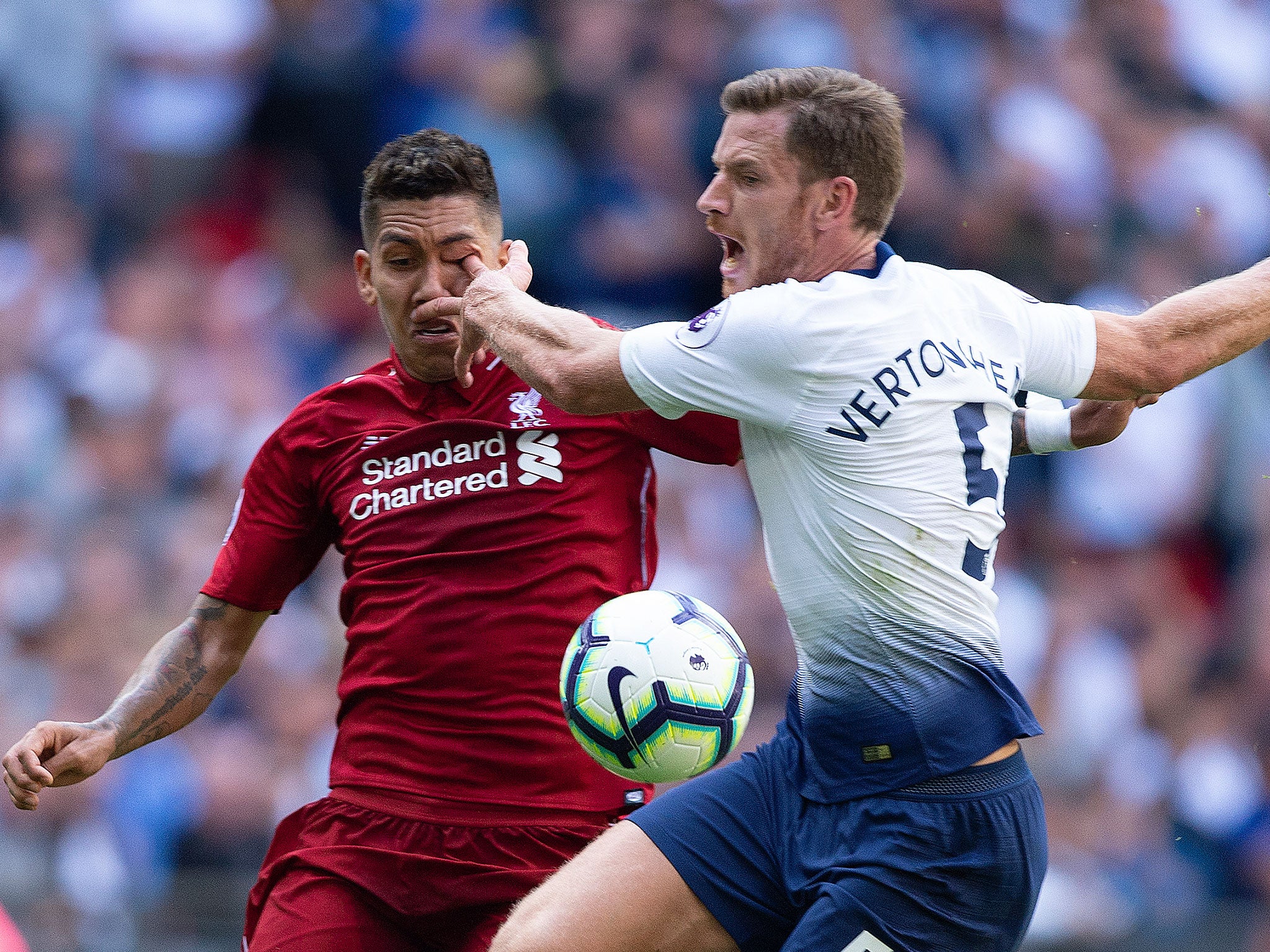 Jan Vertonghen's finger catches Roberto Firmino in the eye