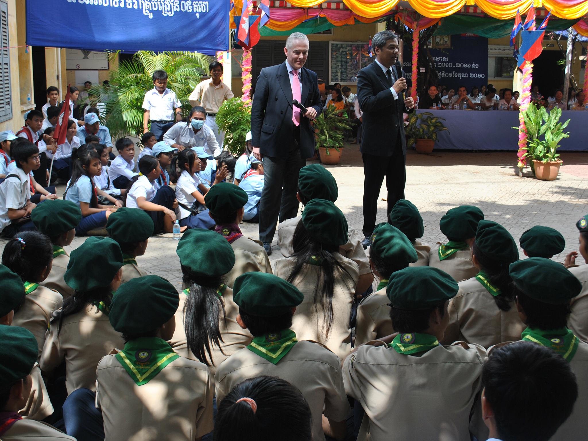 Andrew Cayley and Youk Chhang teach schoolchildren about the Khmer Rouge regime (