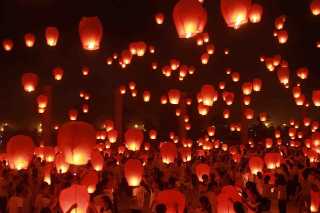 People launch Kongming lanterns for the Mid-Autumn Festival