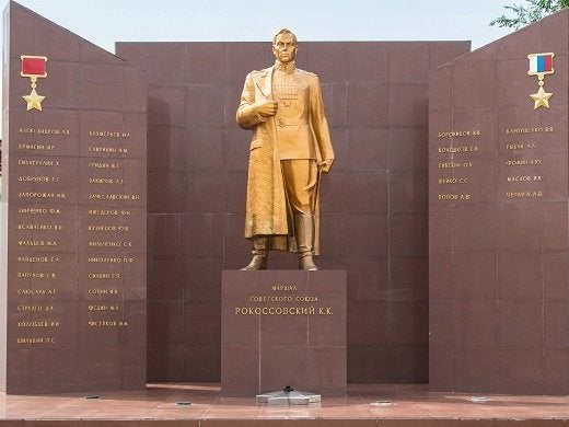 The memorial wall with Anatoliy Chepiga as the last name under the Gold Star honour list in Blagoveshensk
