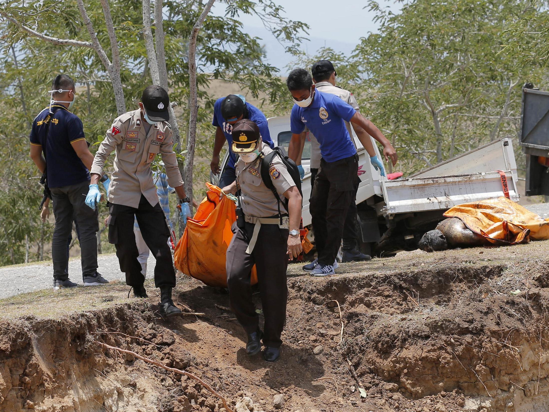 Mass burials begin in Palu